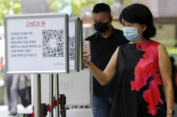 Singapore advises unvaccinated people to stay home as cases rise