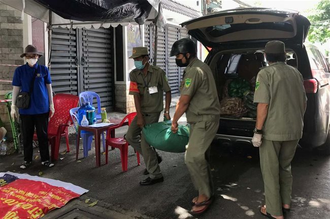 2030 Business Club presents 1,300 gift sets to locked down areas
