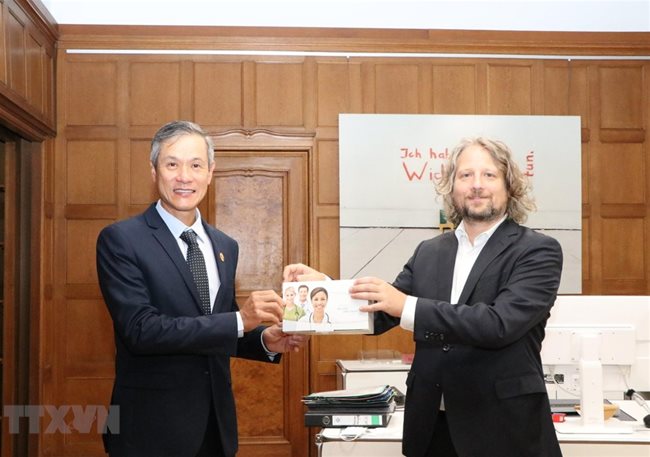 Berlin donates 30,000 Covid-19 rapid test kits to Vietnam