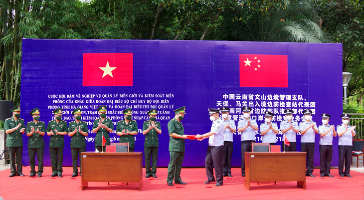China Closes Border Gate with Vietnam again due to Covid Threat