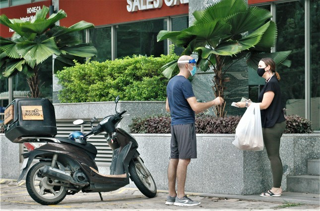 Foreigner in Vietnam Distributes Food to People in Need Amid Covid 19