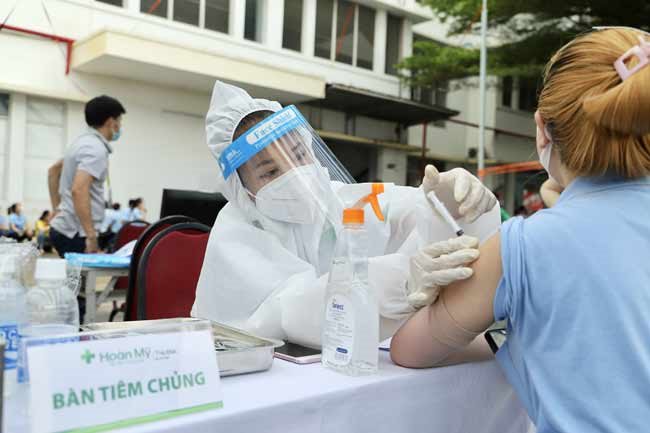 Health Minister calls on private healthcare sector to join HCMC’s fight against pandemic