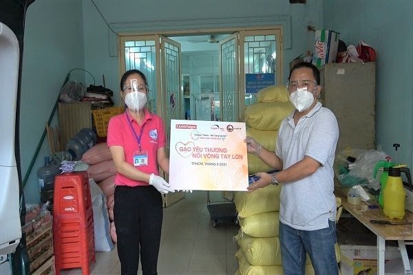 Market Club donates 4 tons of rice to disadvantaged people