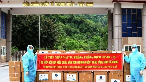 Chinese Association presents medical supplies to Ha Giang province