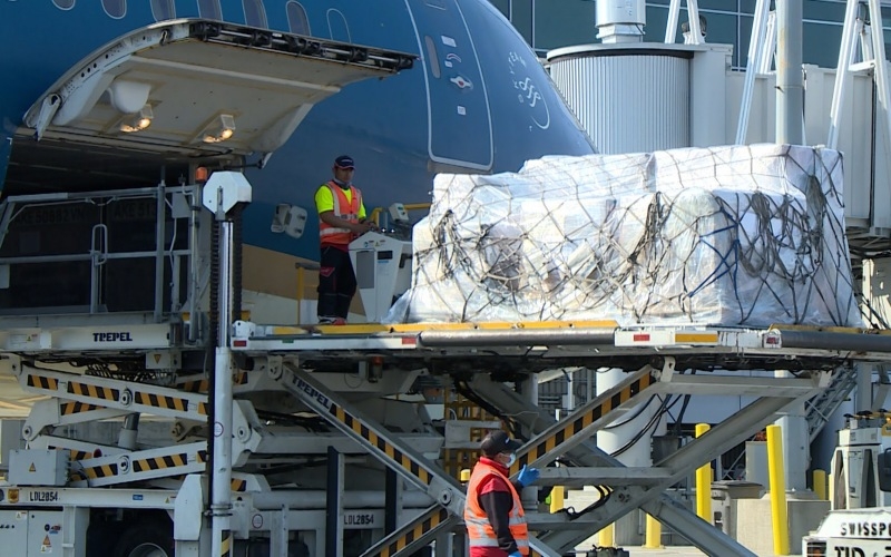 First Vietnamese flight carrying medical supplies from the US arrives in Hanoi