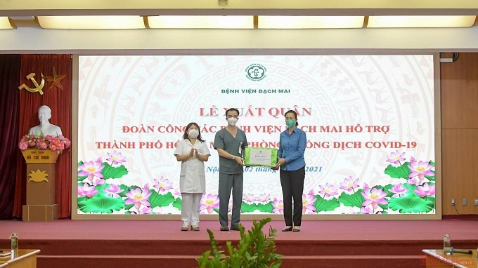 Medical staff of Bach Mai Hospital sent off to support Ho Chi Minh City in fighting COVID-19