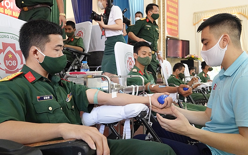 Military youth joins blood drive to fight pandemic