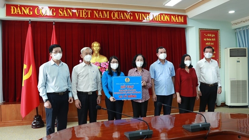 Supporting workers and medical staff to fight the epidemic