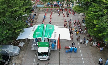 Vietnam News Today August 24 Soldiers Supply Food to Ho Chi City Needy Citizens