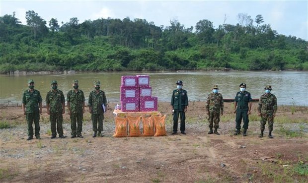 Vietnamese Cambodian Border Guards Join Hands in Covid Fight