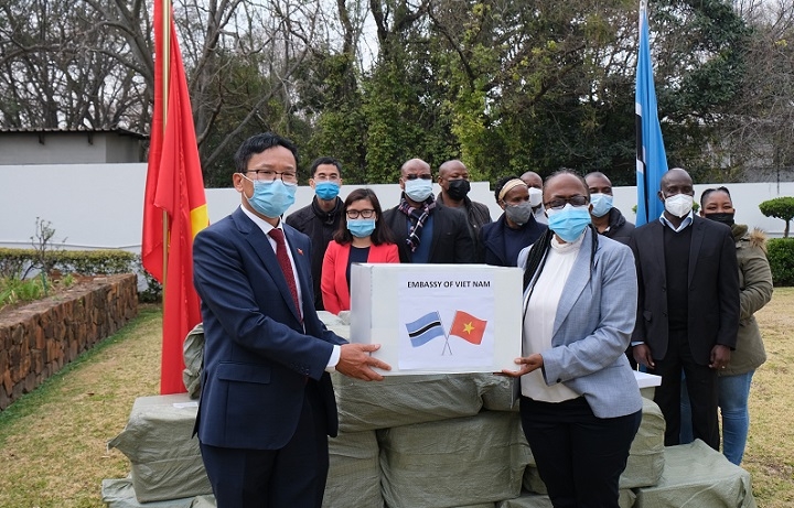 Vietnamese community in South Africa donate face masks to Namibia and Botswana