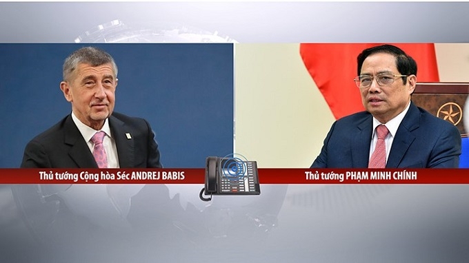 Vietnamese, Czech PMs talk cooperation in COVID-19 fight