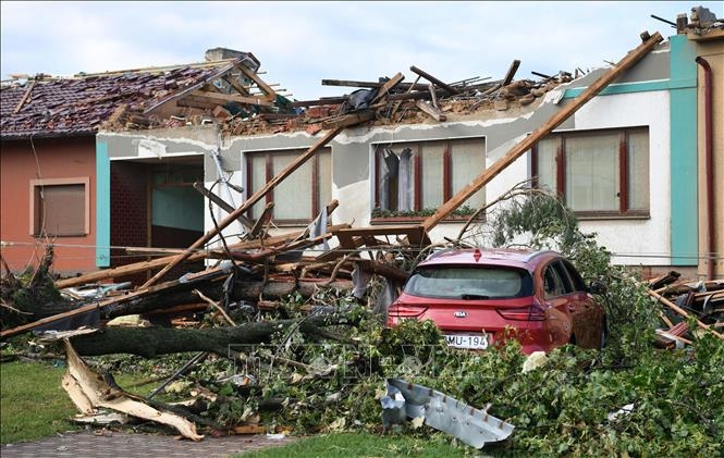 Vietnamese in Czech Support Locals Hit by Tornado