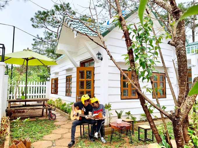 Selling a house in Hanoi, a young couple go to the Central Highlands to work as a homestay