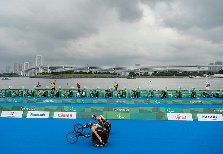 Paralympics: Thrilling sprint finish sees Kendall Gretsch beat Lauren Parker to tape