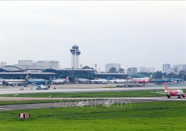 Transport Ministry suspends flights between provinces imposing social distancing