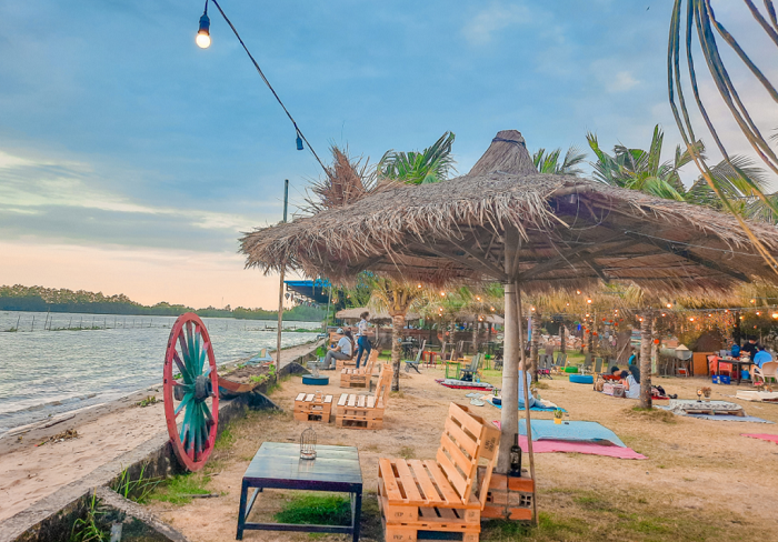 Travel to Can Tho artificial beach to cool off, kayak and live a virtual life