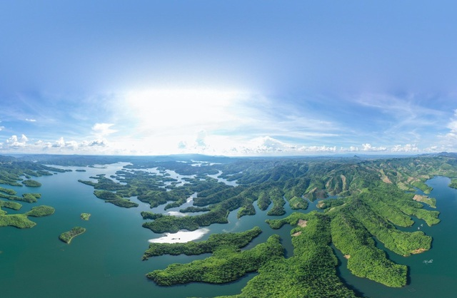 Ha Long Bay Among Nominees for Asia s Leading Tourist Attraction