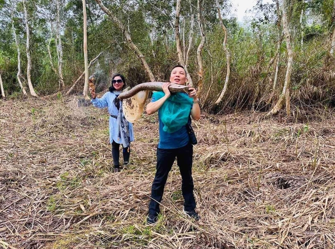 Hunt For Natural Forest Honey in Vietnam s South Pole