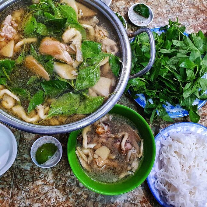 Two hot pot dishes never get bored when coming to Da Lat