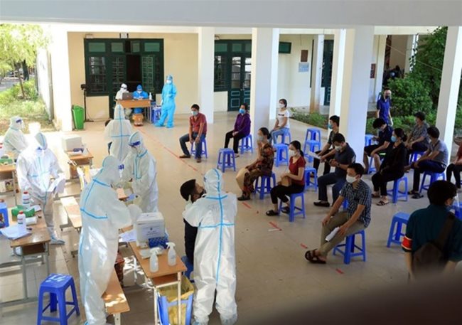 Vietnam reports 8,800 new Covid cases, 298 fatalities