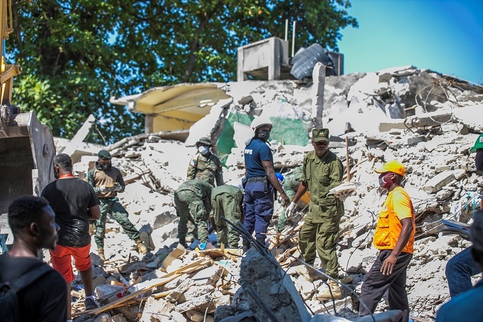 Haiti quake survivors cry for help as death toll nears 2,000