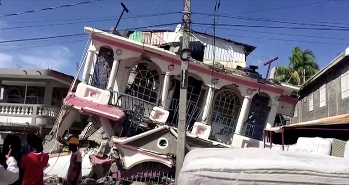Quake kills hundreds in Haiti, worsening Caribbean nation's plight