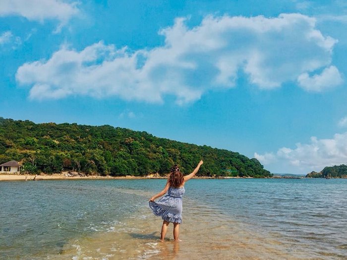 Around the beautiful islands in Phu Yen watching the blue sea and sunshine