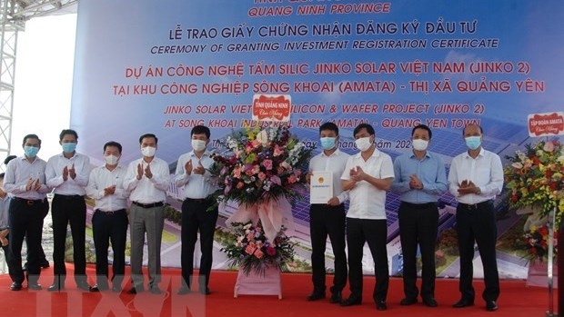 Quang Ninh grants investment registration certificate to silicon wafer project