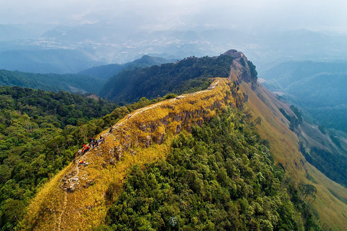 Go find Phia Po mountain and check-in ‘dinosaur spine’ in Lang Son