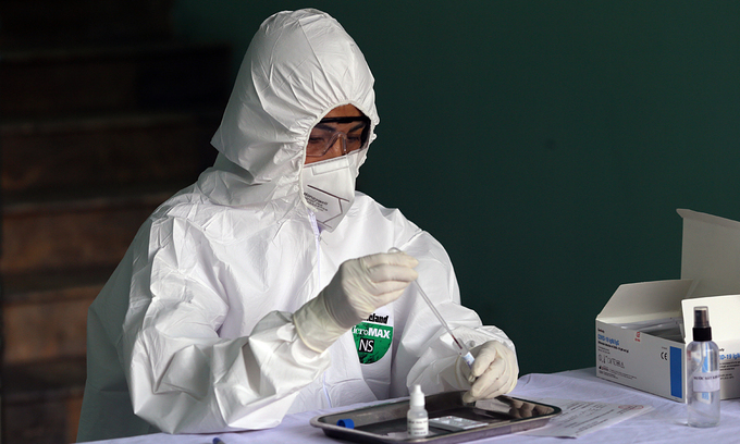 HCMC receives four million Covid-19 antigen rapid test kits from enterprises