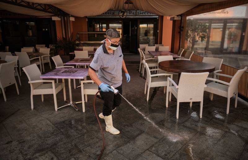 What difficulties did F&B businesses face for reopen?