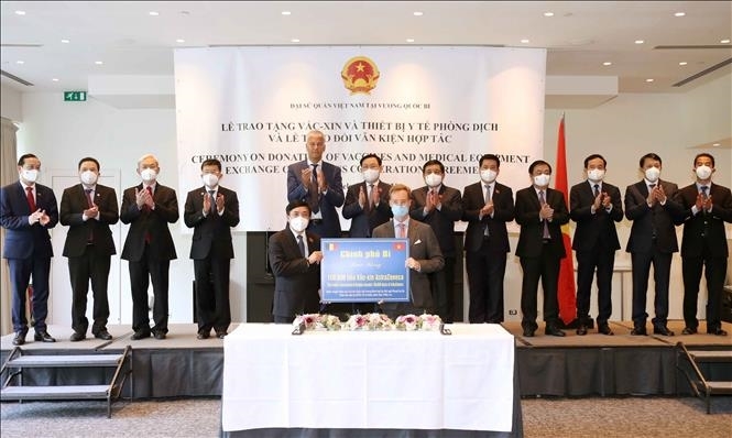 Belgian Foreign Ministry hands over 100,000 doses of vaccine to Vietnam