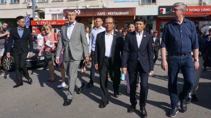 Czech PM meets with representatives of Vietnamese community