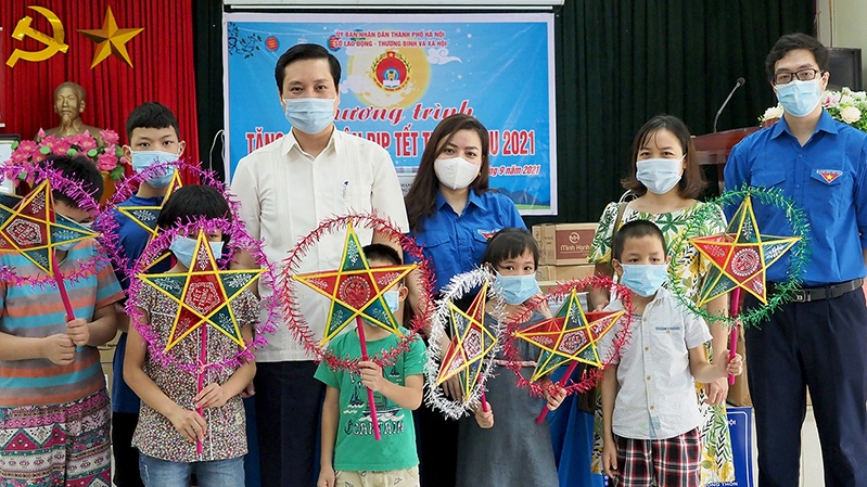 Gifts presented to disadvantaged children on Mid-Autumn Festival