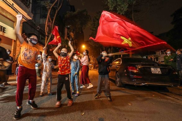 Hanoi allows takeaway services, shops to reopen from tomorrow