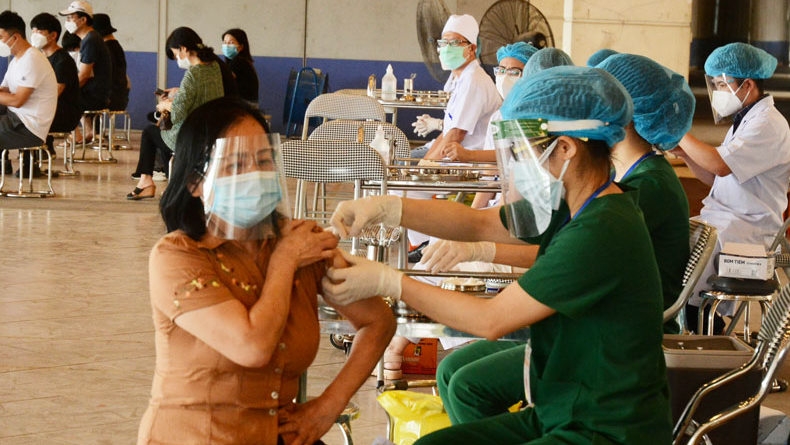 Hanoi offers COVID-19 vaccination for foreigners at two select venues