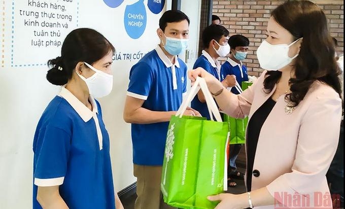 Vice President delivers COVID-19 aid to Dong Thap