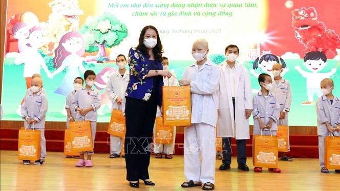 Vice President presents gifts to child patients for full-moon festival