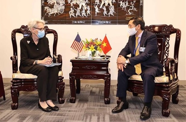 Vietnamese FM holds bilateral meetings with foreign diplomats