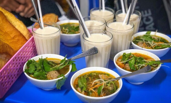 Popular bean milk warms the stomach at night in Da Lat