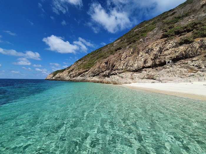 Travel to Dat Doc Con Dao beach to discover the beautiful and charming sea paradise