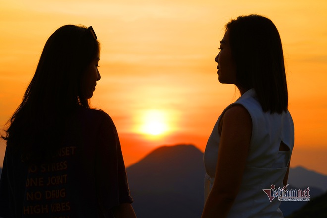 Watch the beautiful Ha Long sunset from the top of Ky Thuong