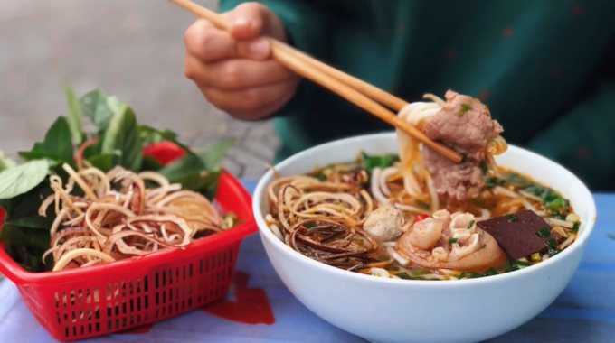 Beef noodle soup in Hanoi and Saigon in the eyes of Hue people