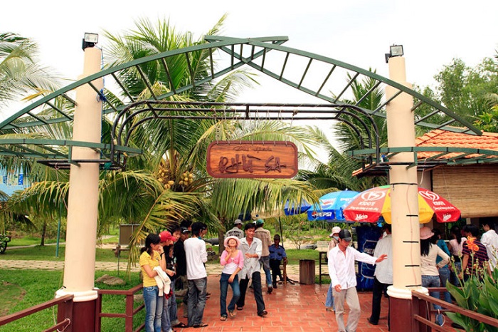 Experience going to Phu Sa Can Tho tourist area to have fun, eat and drink freely