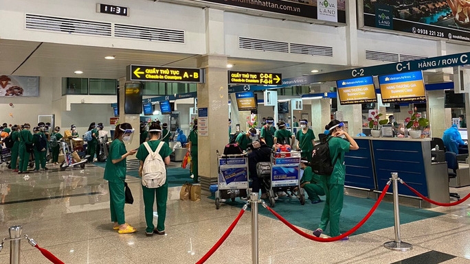 Nearly 1,000 medical personnel return to Hanoi from Ho Chi Minh City