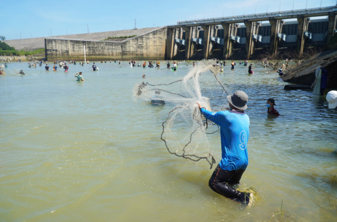 People rush to catch ‘terrible’ fish in Tri An Lake