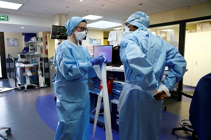 France's COVID-19 hospitalisations up for the third day in a row
