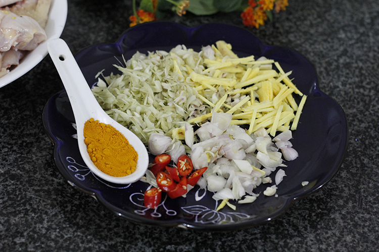 Braised chicken with lemongrass and turmeric – a winter delicacy in the Central region