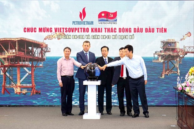 Vietsovpetro welcomes first oil flow from BK-18A and BK-19 oil rigs